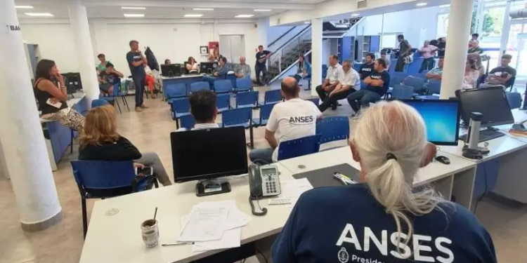 El gobierno lanzó un nuevo plan de retiro voluntario para empleados de ANSES