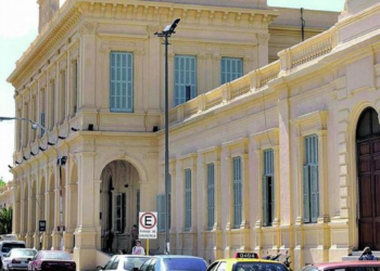 Residentes del Hospital Clínicas paran por cinco días en reclamo salarial