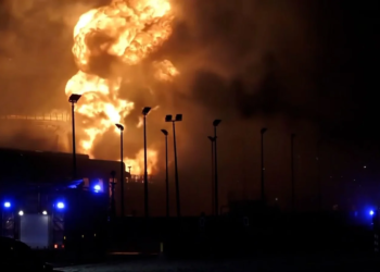 Irán ataca y prende fuego a una refinería en Qatar y a un depósito de combustible en Riad