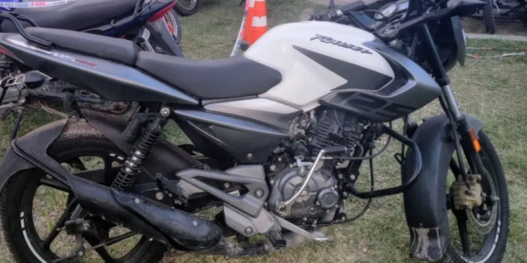 La Policía detuvo a tres adolescentes acusados de robarle la moto al conductor de una app