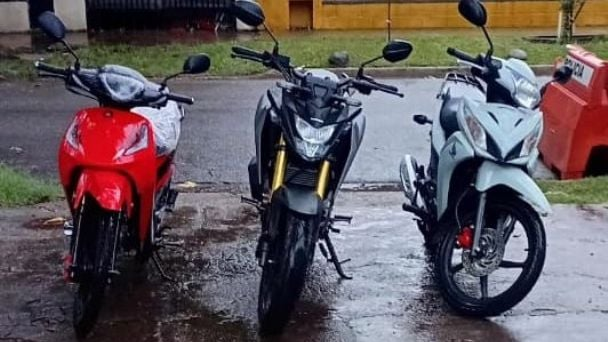 Recuperan motos, cascos y una camioneta en operativo policial en Córdoba