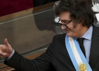 Milei defendió a Adorni pese a las pruebas en su contra: es un "maravilloso jefe de Gabinete"