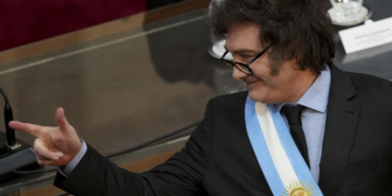 Milei defendió a Adorni pese a las pruebas en su contra: es un "maravilloso jefe de Gabinete"