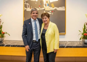 Caputo llega a Washington para negociar con el FMI