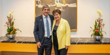 Caputo llega a Washington para negociar con el FMI