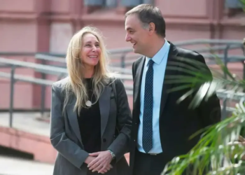 Karina Milei y Manuel Adorni visitan Vaca Muerta, en medio de las denuncias