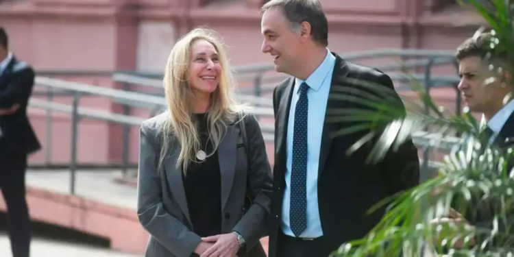 Karina Milei y Manuel Adorni visitan Vaca Muerta, en medio de las denuncias