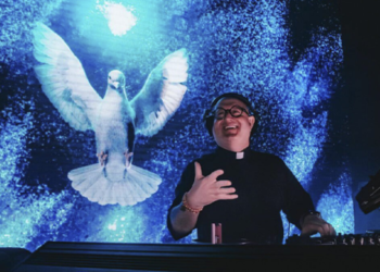 El cura DJ hizo vibrar Plaza de Mayo en homenaje al Papa Francisco