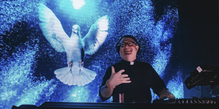 El cura DJ hizo vibrar Plaza de Mayo en homenaje al Papa Francisco