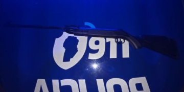 Dos detenidos por disparar desde un edificio y lesionar a un peatón