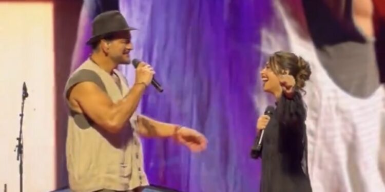 Euge Quevedo cantó con Ricardo Arjona en el Movistar Arena