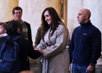 Villarruel visitó Rosario y apuntó contra Adorni: "Estamos todos esperando su declaración"