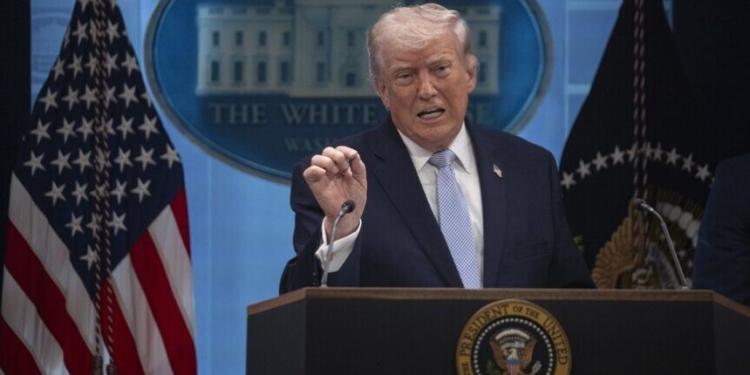 Trump redobla sus amenazas contra Irán: advierte que podría "borrarlo de la faz de la Tierra"