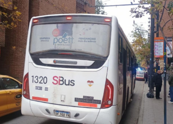 Una mujer sufrió la amputación de una pierna al caer debajo de un colectivo en Córdoba
