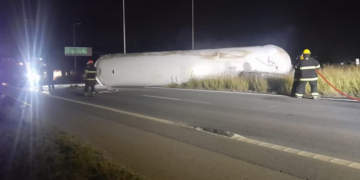 Choque fatal en la autopista Córdoba-Rosario: se incendió un camión y murió el conductor