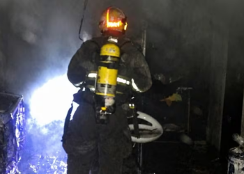 Voraz incendio en un local de barrio Autódromo: un joven sufrió quemaduras