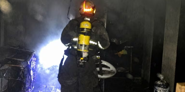 Voraz incendio en un local de barrio Autódromo: un joven sufrió quemaduras