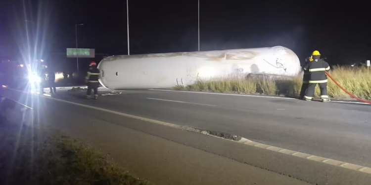 Choque fatal en la autopista Córdoba-Rosario: se incendió un camión y murió el conductor