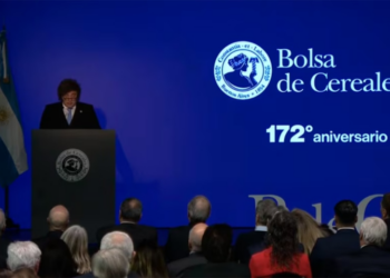 Milei anunció baja de retenciones para el agro