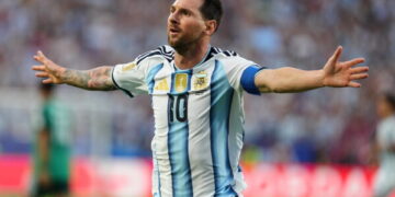 Messi hizo historia en el debut: alcanzó a Klose con un triplete inolvidable