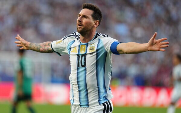 Messi hizo historia en el debut: alcanzó a Klose con un triplete inolvidable
