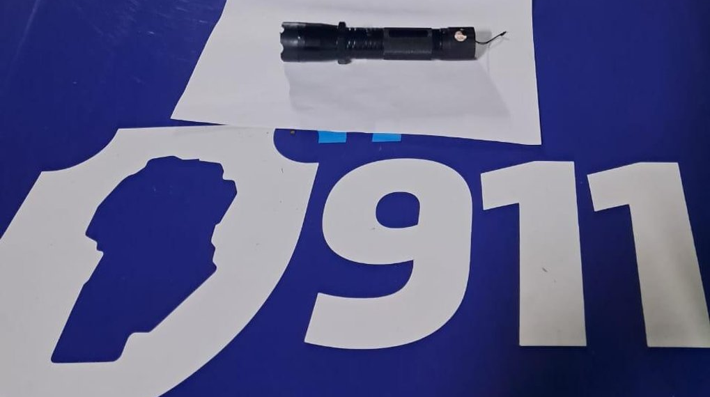 Detuvieron a una mujer que agredió a un policía con una picana en la Terminal de Ómnibus