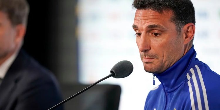 Scaloni criticó la pausa de hidratación