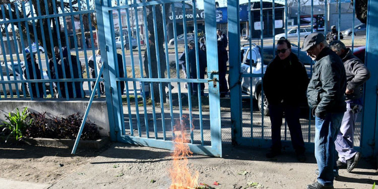 Una autopartista bajó las persianas y dejó sin trabajo a sus operarios en Córdoba