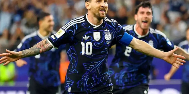 Argentina enfrentará a Inglaterra con la camiseta azul
