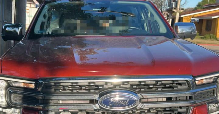 Una mujer arrastró a una policía de la Caminera con su camioneta