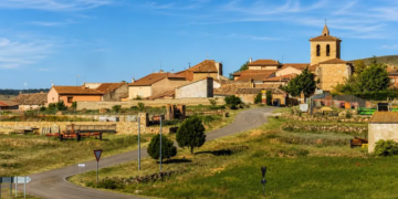 Buscan nuevos vecinos: un pueblo de España ofrece vivienda y trabajo a familias