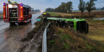 Un colectivo cayó de un puente en la Ruta 7 y dejó varios heridos