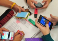 Restringen el uso de celulares en escuelas municipales