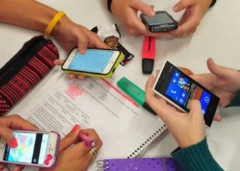 Restringen el uso de celulares en escuelas municipales