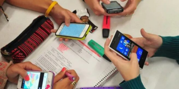 Restringen el uso de celulares en escuelas municipales