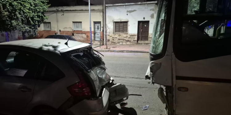 Un chofer se descompensó mientras conducía y chocó contra dos vehículos