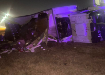 Un camión volcó en la Variante Juárez Celman