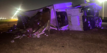 Un camión volcó en la Variante Juárez Celman