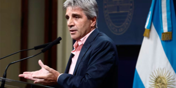 Caputo aseguró que "Argentina dejará de ser un país regalado en dólares"