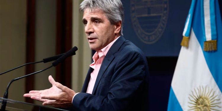 Caputo aseguró que "Argentina dejará de ser un país regalado en dólares"