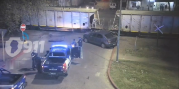 Un tren de carga embistió a un auto que intentaba cruzar las vías