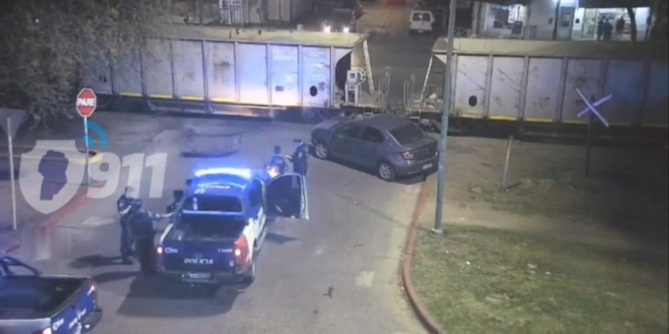 Un tren de carga embistió a un auto que intentaba cruzar las vías