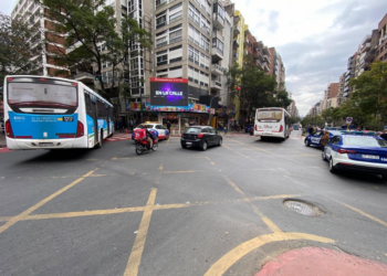 Un colectivo embistió a un peatón en boulevard Chacabuco