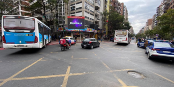 Un colectivo embistió a un peatón en boulevard Chacabuco