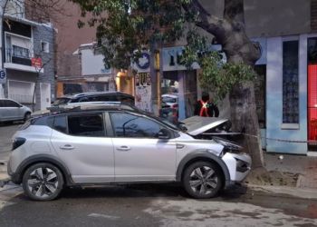 Choque en Nueva Córdoba: un auto se incrustó en un kiosco y otro impactó contra un árbol