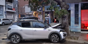Choque en Nueva Córdoba: un auto se incrustó en un kiosco y otro impactó contra un árbol