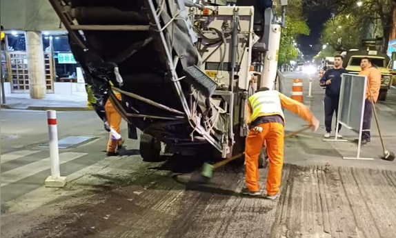 Córdoba: repavimentan de noche una avenida céntrica de cara a la visita del Papa