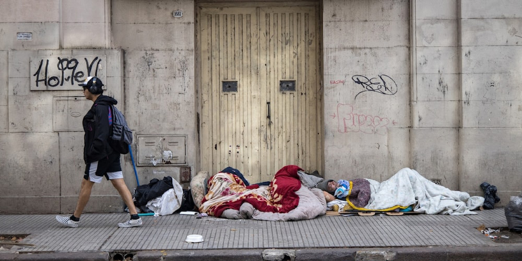 La pobreza aumentó al 32,3% en el primer semestre del año y alcanza a 15 millones de personas en el país