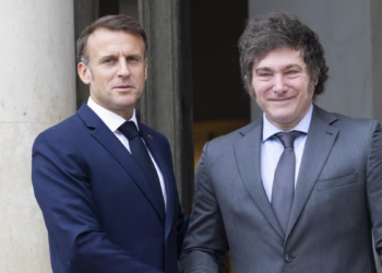 Milei viaja a París junto a trece gobernadores