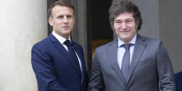Milei viaja a París junto a trece gobernadores